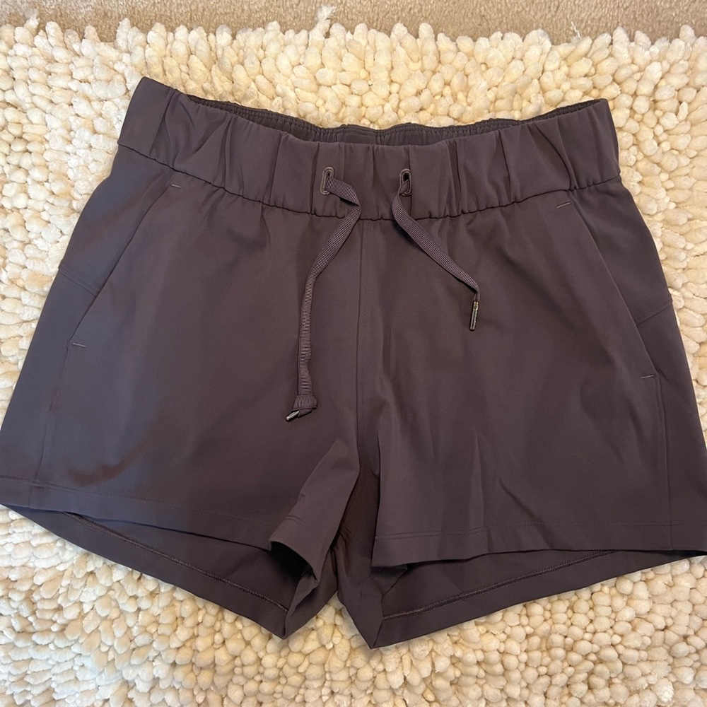 Lululemon on the fly mid-rise short 2.5”
